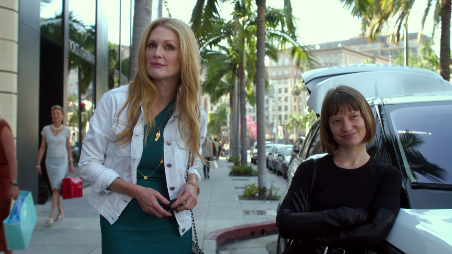 Julianne Moore in allürenhafter Starpose als Havana Segrand auf einer kalifornischen Einkaufsmeile in Los Angeles in Begleitung ihrer Assistentin Agatha Weiss, gespielt von Mia Wasikowska.