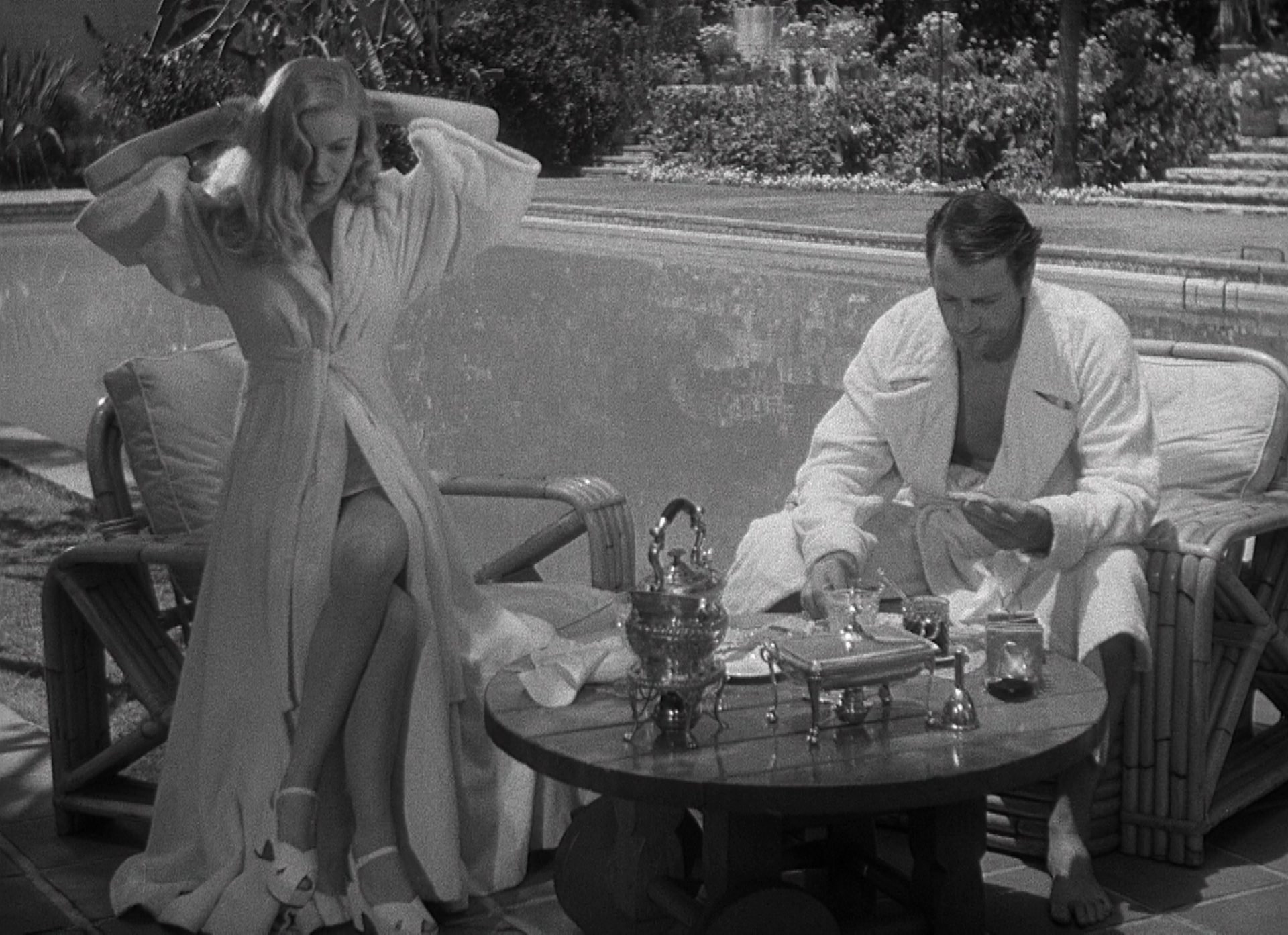 Veronica Lake als namenlose Schauspielaspirantin im luxuriösen Flair eines riesigen Pools mit dessen Besitzer, dem Regisseur John L. Sullivan, gespielt von Joel McCrea.
