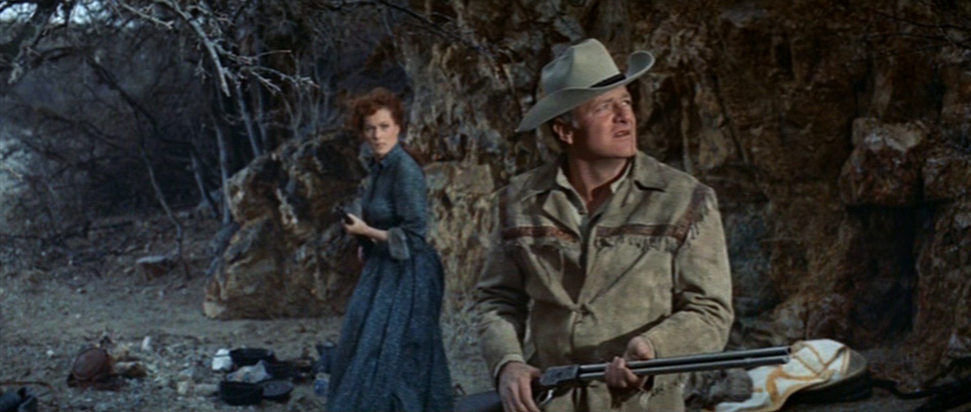 Szene mit Maureen O’Hara und Brian Keith: Beide mit Gewehren in der kargen Wildnis in alerter Haltung.